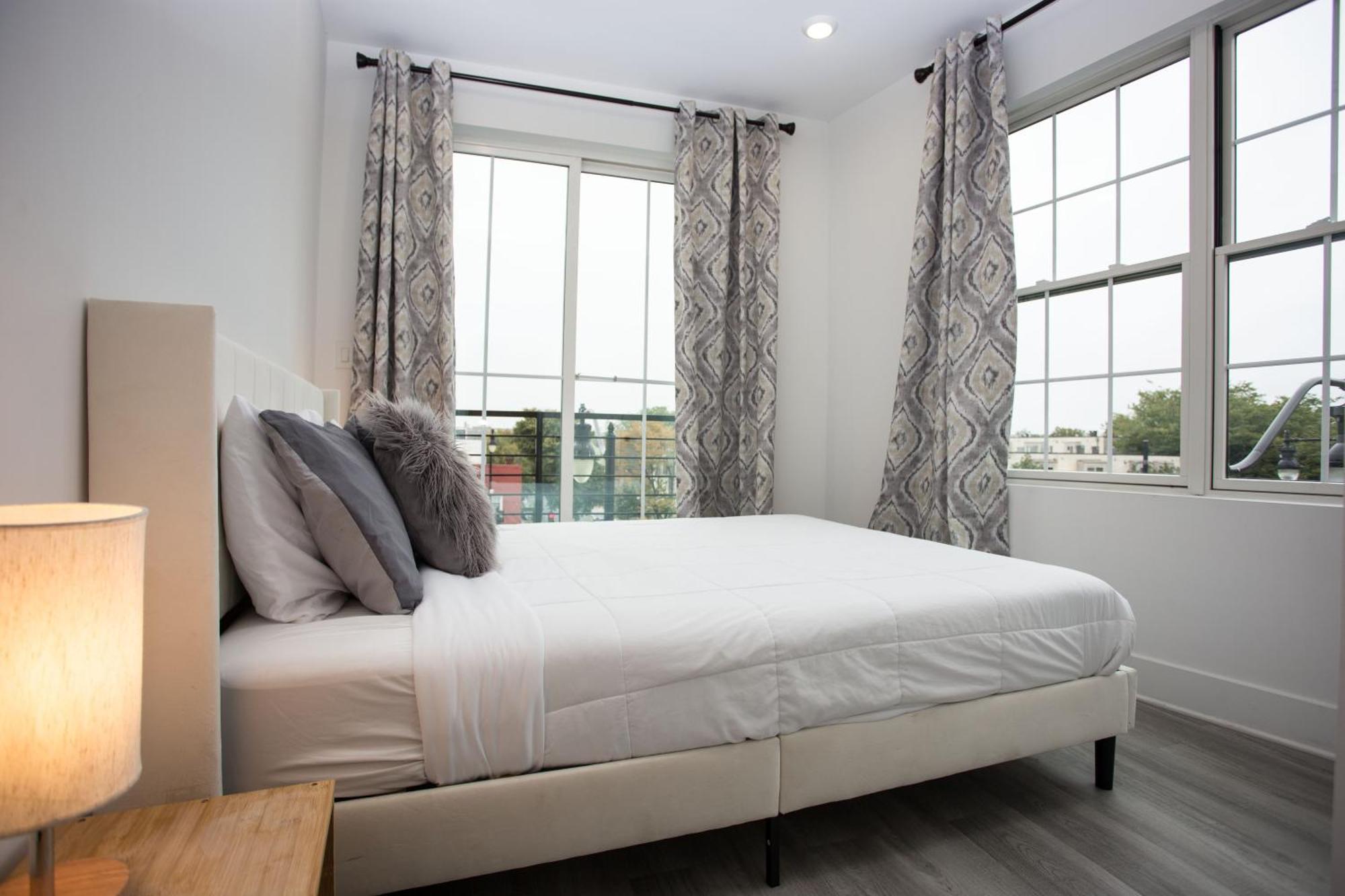 It'S A Corner Unit With Cool City Skyline Views! Вашингтон Екстериор снимка